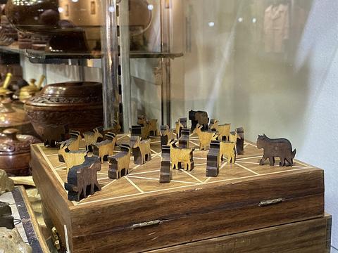 Aadu Puli Aata free online multiplayer game — wooden goat-and-tiger board game with carved animal pieces