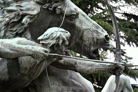 Archer Duel free online multiplayer game — bronze statue of an archer drawing a bow