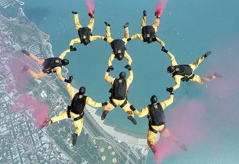 Battle Royale free online multiplayer game — skydivers forming a circle in the air
