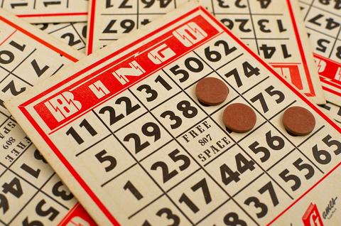 Bingo Blitz free online multiplayer game — red bingo cards with markers
