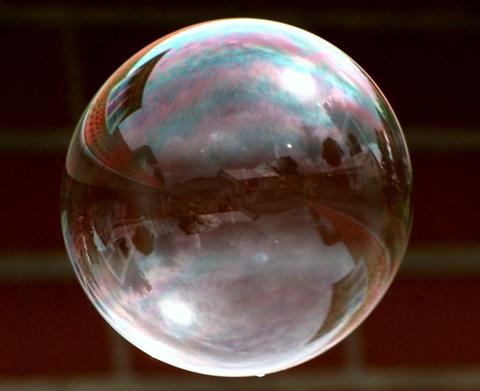 Bubble Pop free online multiplayer game — large soap bubble reflecting light