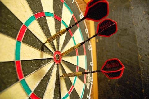 Darts King free online multiplayer game — darts in a dartboard bullseye