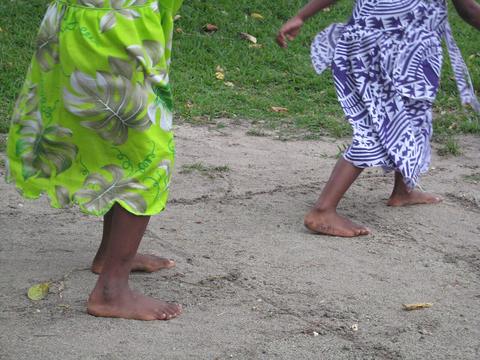 Ekka Dokka free online multiplayer game — bare feet playing hopscotch on dirt