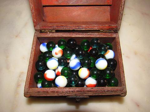 Guti Khela free online multiplayer game — box of glass marbles