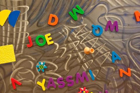 Hangman Duel free online multiplayer game — colorful letter magnets