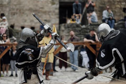 Hero Arena free online multiplayer game — armored fighters sparring at a festival