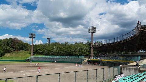 Home Run Derby free online multiplayer game — baseball stadium under a cloudy sky