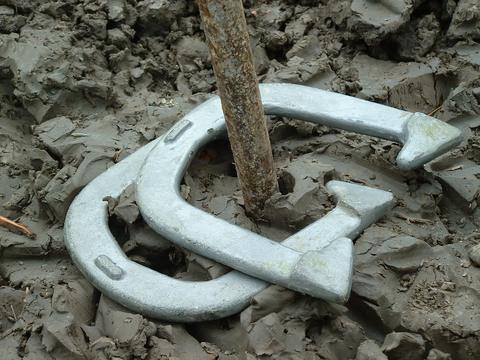 Horseshoes free online multiplayer game — horseshoes around a stake in the dirt