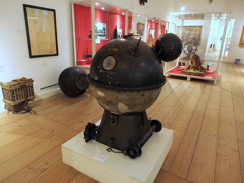 Minesweeper Race free online multiplayer game — historic naval sea mine in a museum