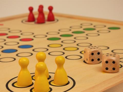 Pachisi free online multiplayer game — Pachisi board with colored pawns and dice
