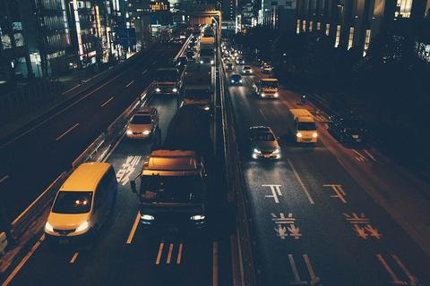 Road Hopper free online multiplayer game — busy city traffic at night