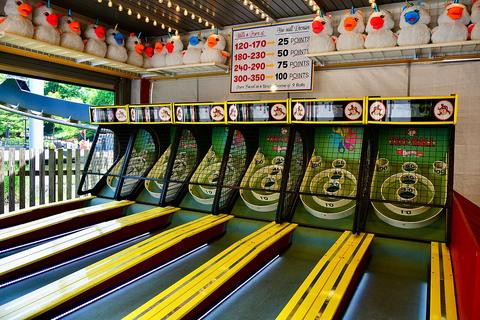 Skee-Ball free online multiplayer game — skee-ball lanes at an arcade
