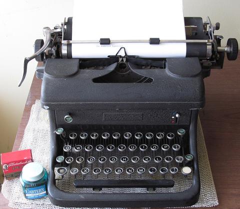Story Chain free online multiplayer game — vintage typewriter