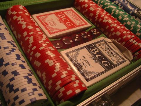 Teen Patti free online multiplayer game — poker chips and playing cards in a case