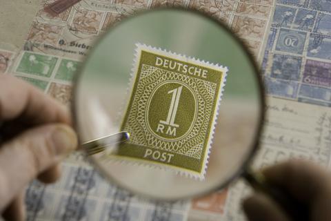 Whodunit free online multiplayer game — magnifying glass over a postage stamp